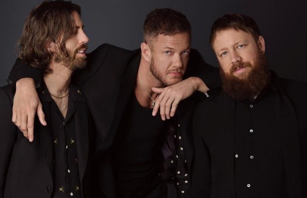 Соліст гурту Imagine Dragons просто під час виступу підняв прапор України в Таллінні (відео)
