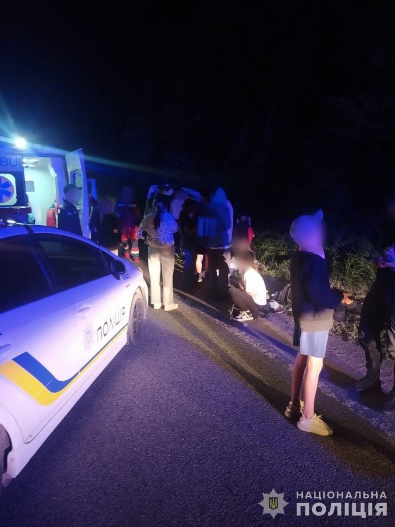 На Вінничині водій не впорався з керуванням та допустив перекидання транспортного засобу / фото Відділ комунікації поліції Вінницької області На Вінничині водій не впорався з керуванням та допустив перекидання транспортного засобу / фото Відділ комунікації поліції Вінницької області