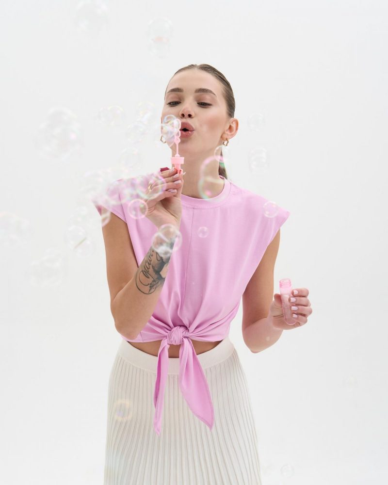 Футболка на завязках вернулась в моду / фото instagram.com/solmar_official