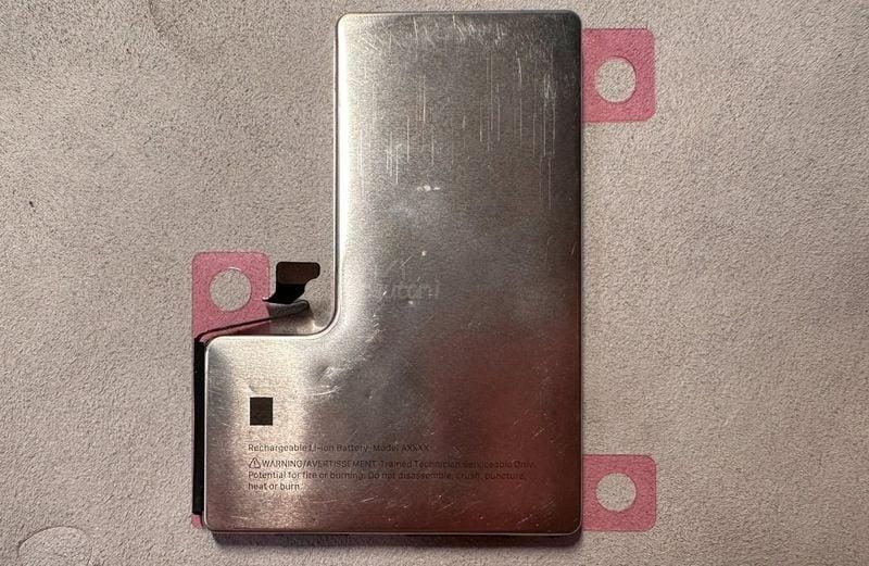 Предполагаемый аккумулятор iPhone 16 Pro в новом металлическом корпусе.