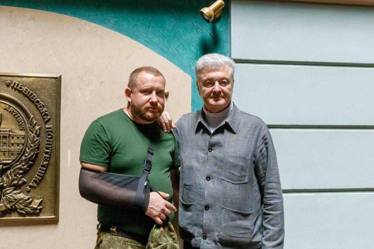 Порошенко у лакшері сорочці за 2250 євро приїхав пофотагруватись із вдовами загиблих воїнів та пораненими, - блогер Порошенко у лакшері сорочці за 2250 євро приїхав пофотагруватись із вдовами загиблих воїнів та пораненими, - блогер