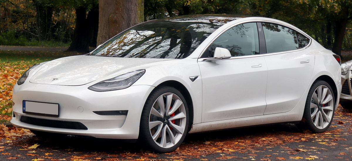 Лидером импорта подержанных электрокаров традиционно остается Tesla / фото Википедия Лидером импорта подержанных электрокаров традиционно остается Tesla / фото Википедия