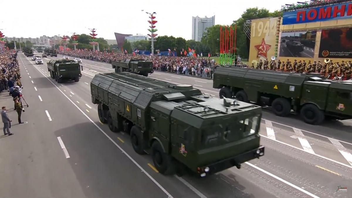 У парадній колоні пройшли російські ОТРК "Іскандер-М" / фото t.me/bmpd_cast