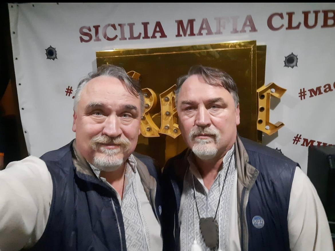Виталий с покойным Дмитрием / фото фейсбук братьев Капрановых Виталий с покойным Дмитрием / фото фейсбук братьев Капрановых