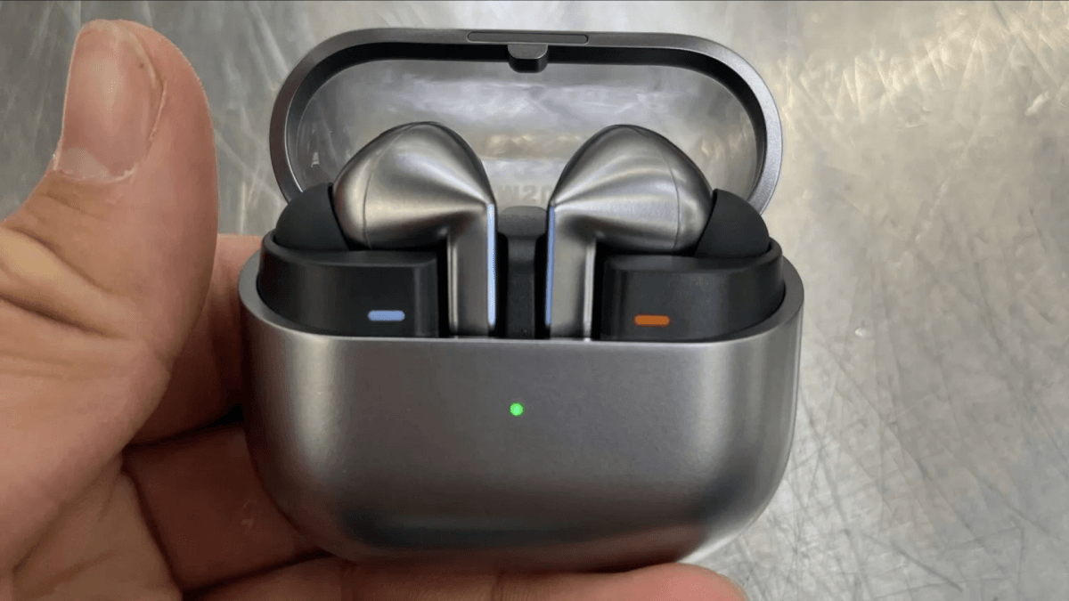 Galaxy Buds 3 Pro отримають дизайн у стилі AirPods Pro / фото з твіттера Galaxy Buds 3 Pro отримають дизайн у стилі AirPods Pro / фото з твіттера