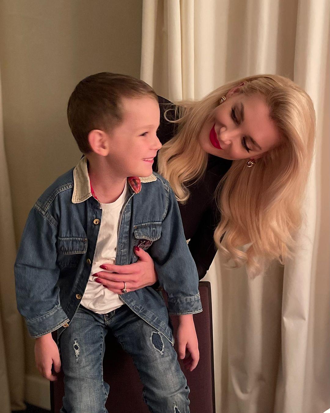 Миша Романова с сыном / Скриншот Instagram Миша Романова с сыном / Скриншот Instagram