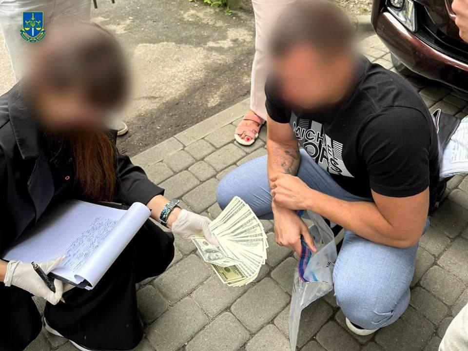 Адвокатка несла цілу сумку грошей / фото СБУ Адвокатка несла цілу сумку грошей / фото СБУ