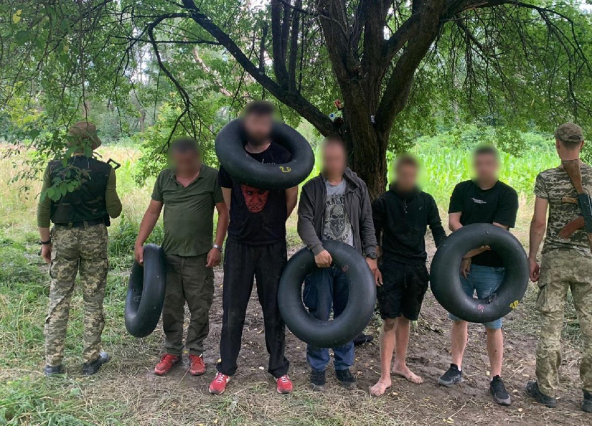 На Закарпатье служебная собака помогла пограничникам поймать уклонистов, которые планировали переплывать Тису / фото ГПСУ На Закарпатье служебная собака помогла пограничникам поймать уклонистов, которые планировали переплывать Тису / фото ГПСУ