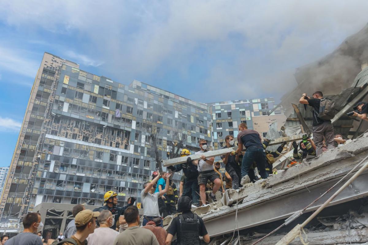 Росіяни атакували дитячу лікарню 8 липня / фото ДСНС Росіяни атакували дитячу лікарню 8 липня / фото ДСНС