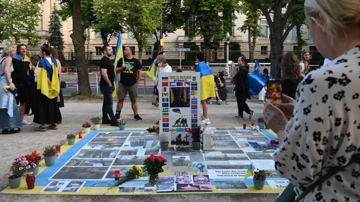 Люди принесли квіти, фотографії, прапори України, антивоєнні плакати / фото BILD Люди принесли квіти, фотографії, прапори України, антивоєнні плакати / фото BILD