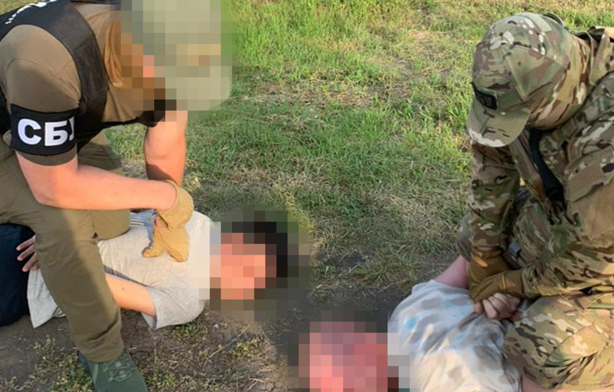 Правоохоронці затримали всіх учасників оборудки / фото СБУ Правоохоронці затримали всіх учасників оборудки / фото СБУ