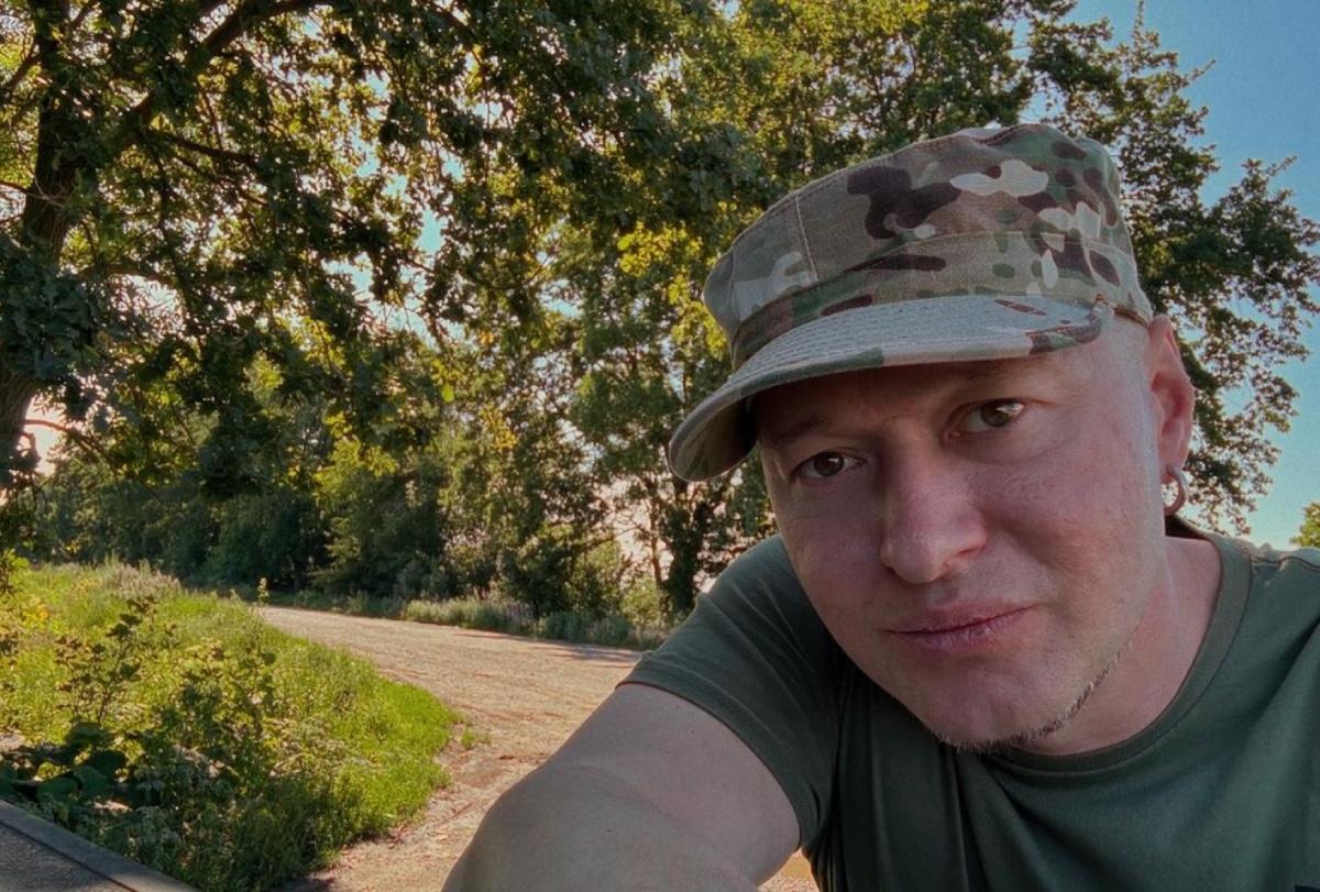 Андрій Хливнюк показав снаряд, яким помстився загарбникам / Скріншот Instagram Андрій Хливнюк показав снаряд, яким помстився загарбникам / Скріншот Instagram
