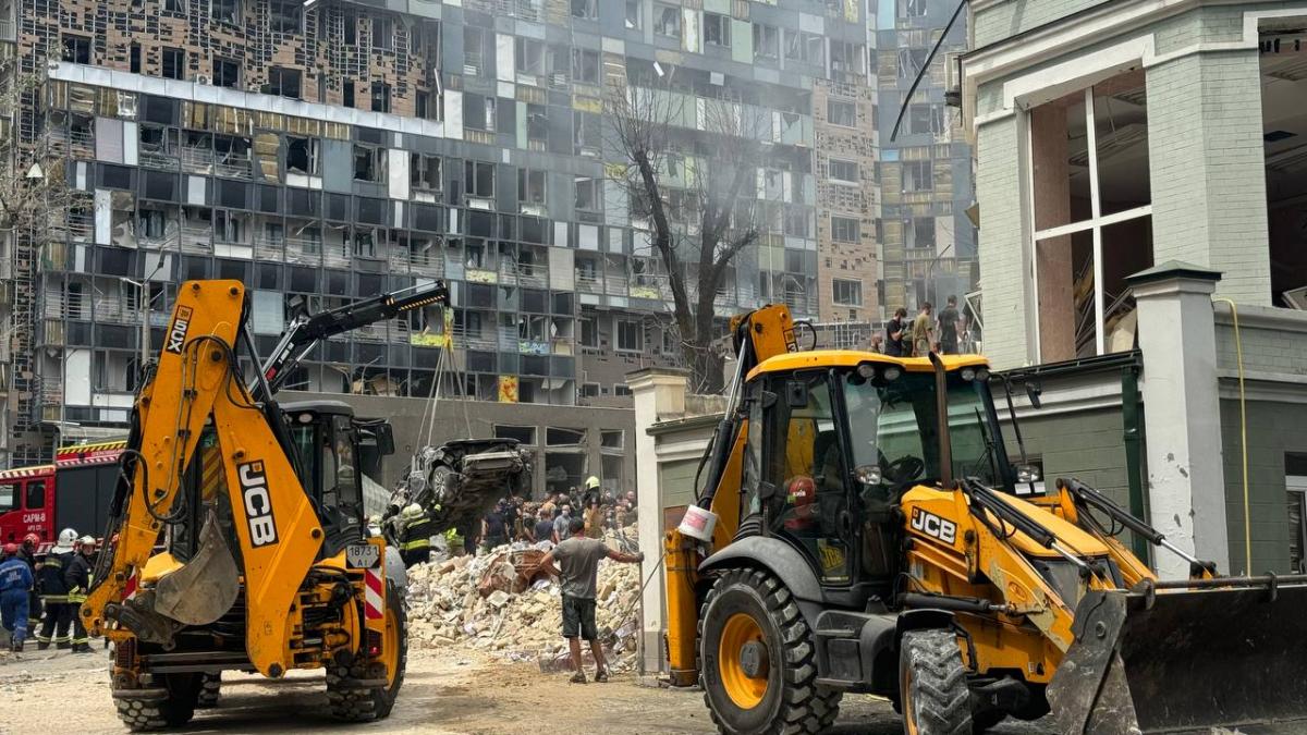 ДТЕК встановлює тимчасові підстанції, щоб заживити "Охматдит" / фото ДСНС ДТЕК встановлює тимчасові підстанції, щоб заживити "Охматдит" / фото ДСНС