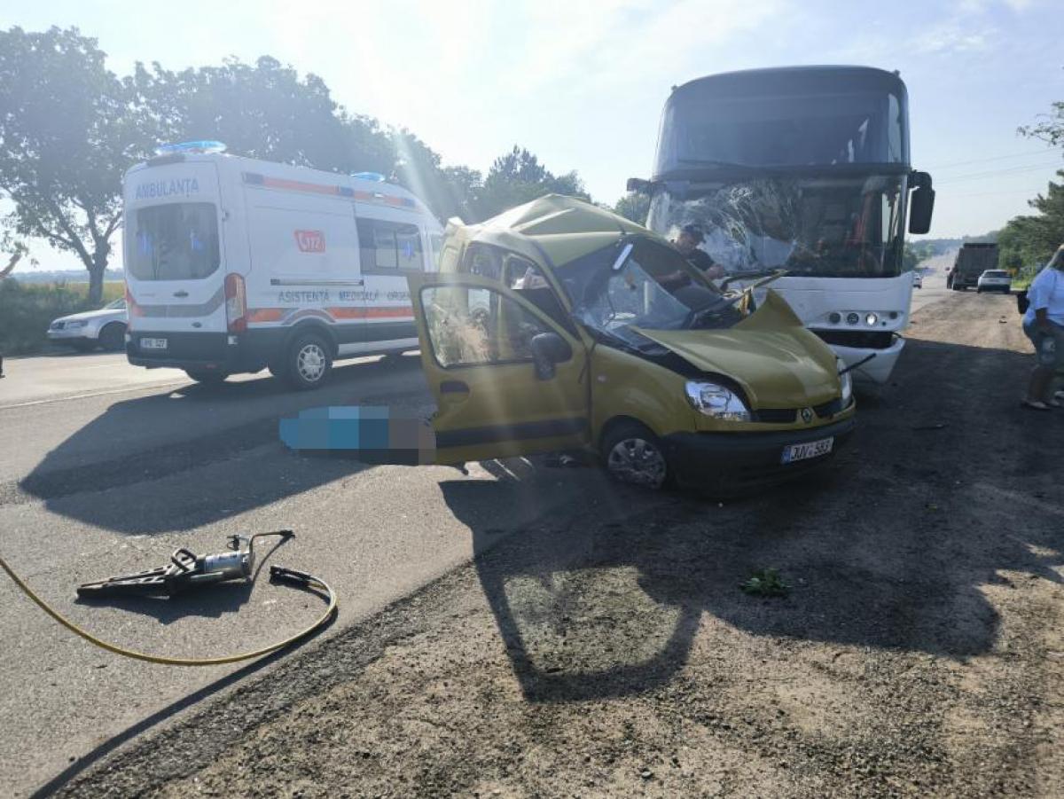 Внаслідок зіткнення легковий автомобіль отримав значні механічні пошкодження / фото Генеральний інспекторат з надзвичайних ситуацій Молдови Внаслідок зіткнення легковий автомобіль отримав значні механічні пошкодження / фото Генеральний інспекторат з надзвичайних ситуацій Молдови