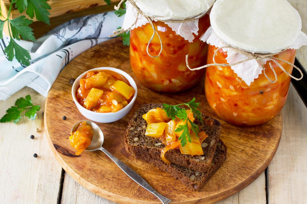 Консервированные кабачки с овощами и соусом / ua.depositphotos.com Консервированные кабачки с овощами и соусом / ua.depositphotos.com