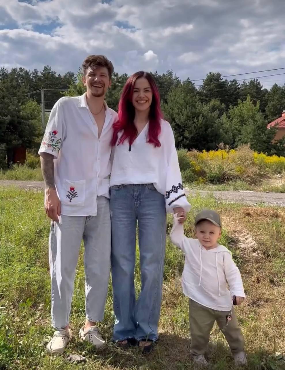 Співачка з сином та чоловіком / скріншот відео MamaRika Співачка з сином та чоловіком / скріншот відео MamaRika