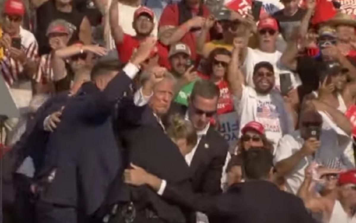 Закривавлене обличчя Трампа зробить його героєм / скріншот Закривавлене обличчя Трампа зробить його героєм / скріншот