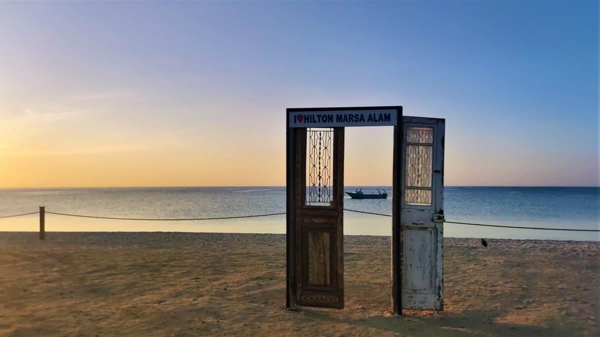 Пляж готелю Hilton Marsa Alam 5* / фото Марина Григоренко Пляж готелю Hilton Marsa Alam 5* / фото Марина Григоренко