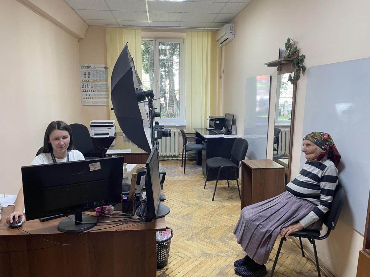 Пока неизвестно, что побудило родственников бабушки оформить ей загранпаспорт / фото facebook.com/UDMSIF Пока неизвестно, что побудило родственников бабушки оформить ей загранпаспорт / фото facebook.com/UDMSIF