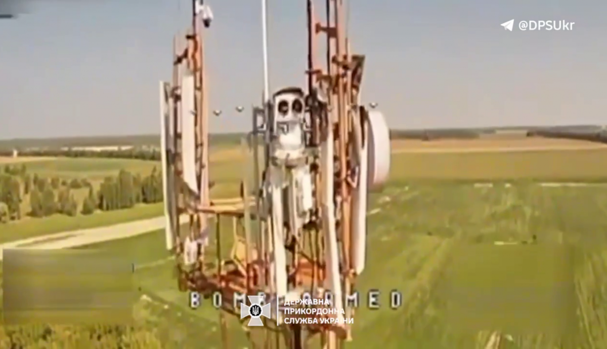 Станцію відеоспостереження "Пергам РТР-150" було знищено чотирма FPV-дронами прикордонників / скриншот Станцію відеоспостереження "Пергам РТР-150" було знищено чотирма FPV-дронами прикордонників / скриншот