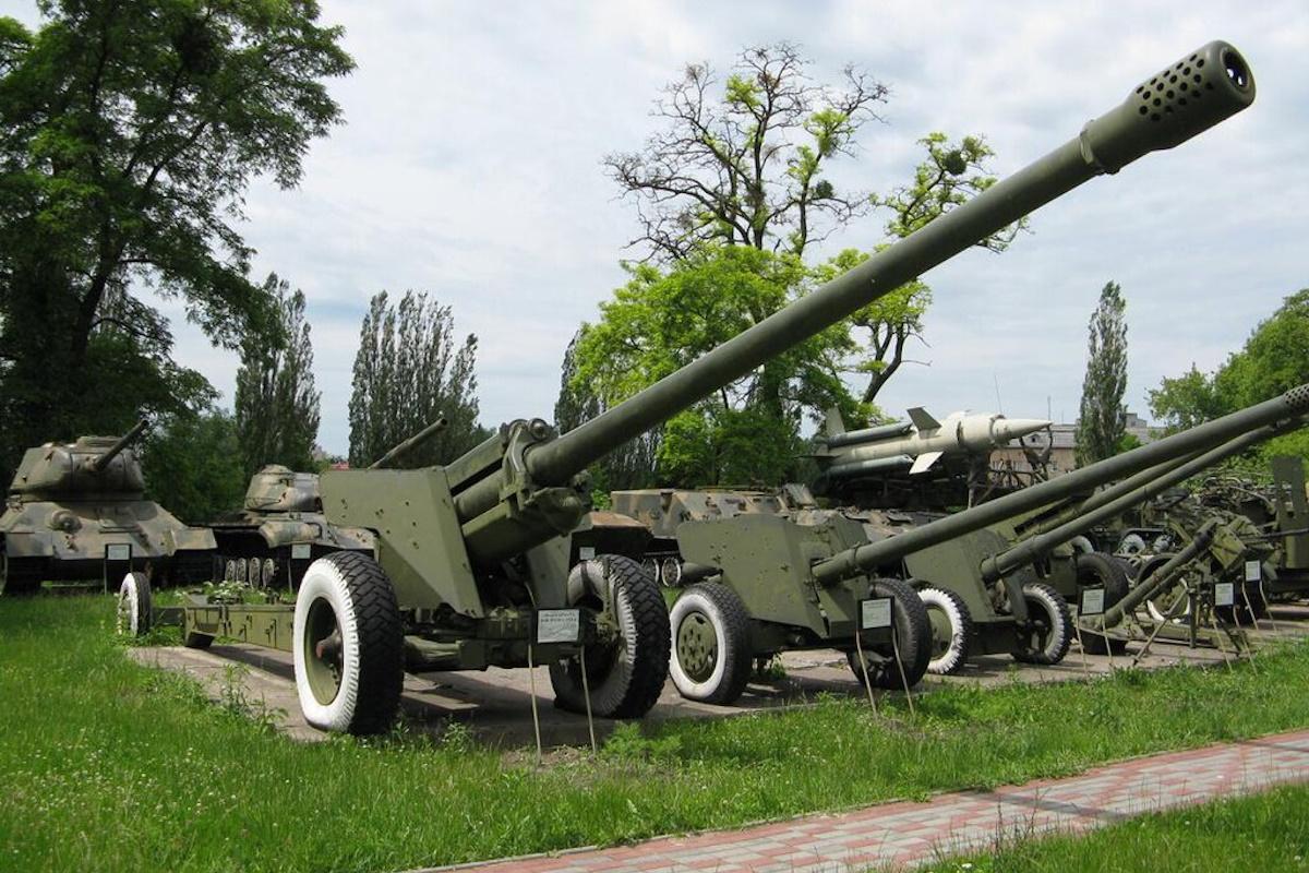 М-46 (на передньому плані) в музеї Луцька / фото wikimedia.org М-46 (на передньому плані) в музеї Луцька / фото wikimedia.org