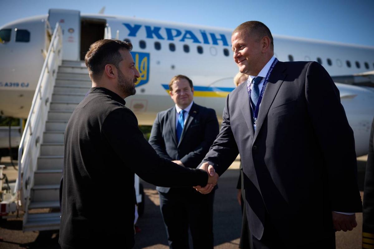Зеленський прибув до Британії. У трапа літака його зустрів Залужний / фото Телеграм-канал Зеленського Зеленський прибув до Британії. У трапа літака його зустрів Залужний / фото Телеграм-канал Зеленського