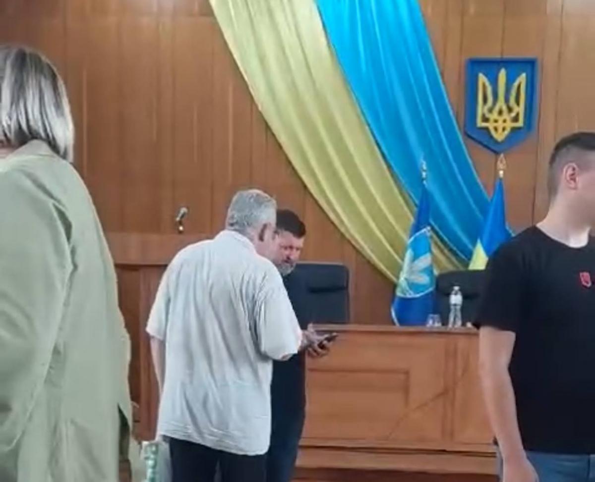 Активісти принесли Пікулику сертифікат в СІЗО прямо під час засідання Ірпінської міськради Активісти принесли Пікулику сертифікат в СІЗО прямо під час засідання Ірпінської міськради