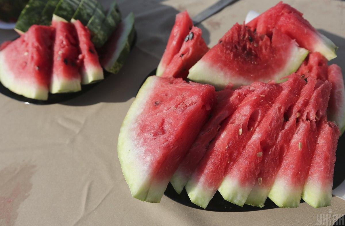 В частности арбуз может быть полезным для здоровья кишечника / фото УНИАН В частности арбуз может быть полезным для здоровья кишечника / фото УНИАН