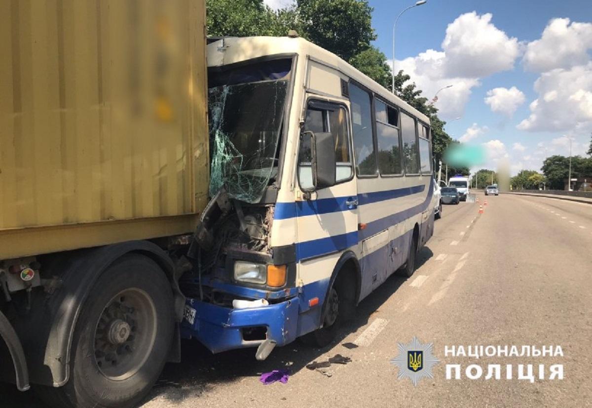 Водитель маршрутки въехал в грузовик / фото Нацполиция Одесской области Водитель маршрутки въехал в грузовик / фото Нацполиция Одесской области