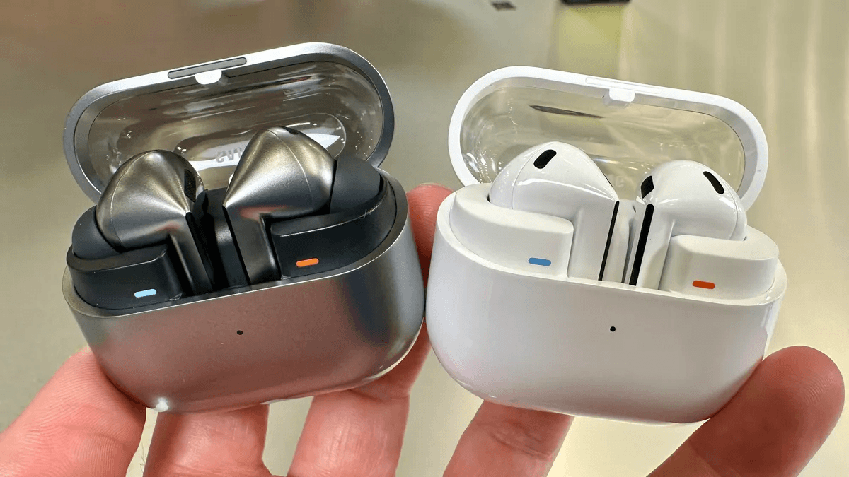 Galaxy Buds Pro 3 (слева) и Galaxy Buds 3 (справа) / фото CNET Galaxy Buds Pro 3 (слева) и Galaxy Buds 3 (справа) / фото CNET