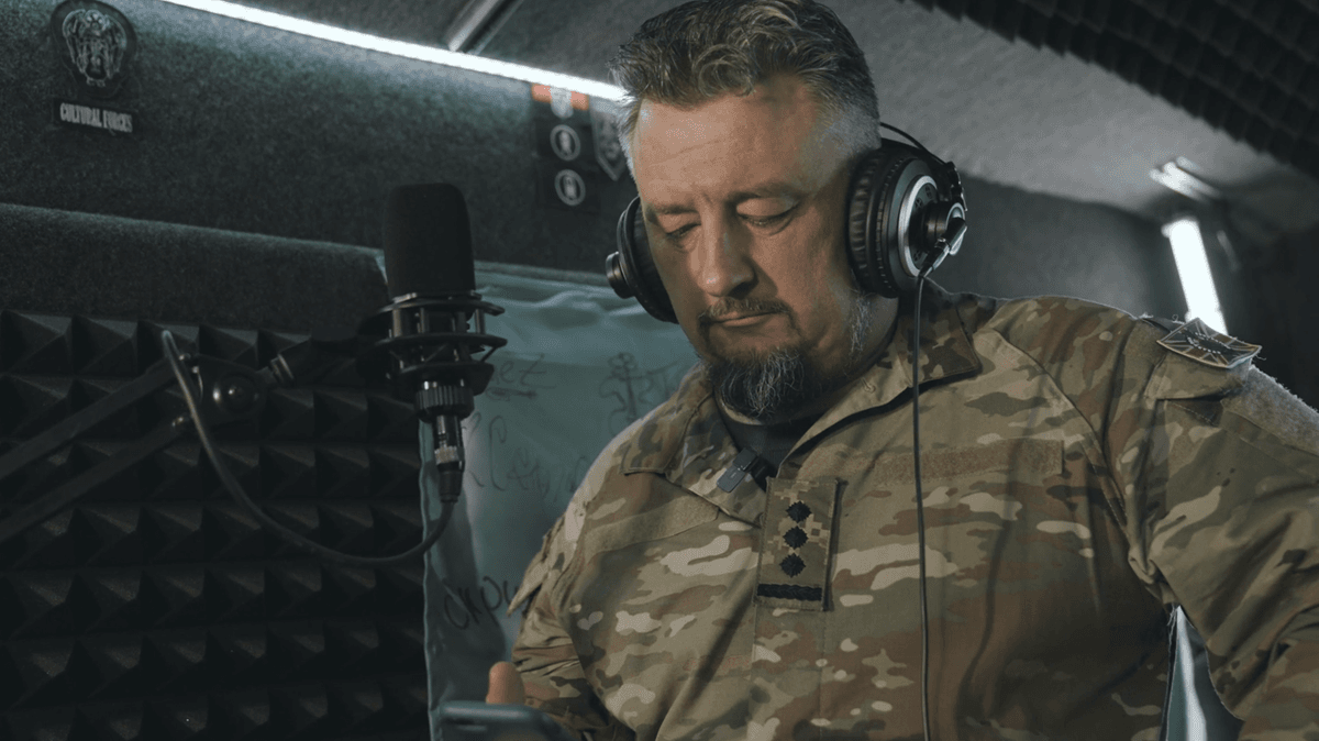 Герой України заспівав щемливу пісню для сина у проєкті 'Фронтова студія' (відео)