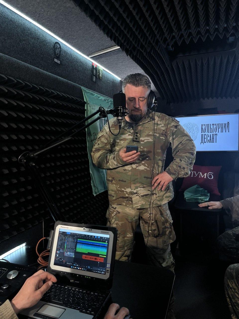 Герой України заспівав щемливу пісню для сина у проєкті 'Фронтова студія' (відео)