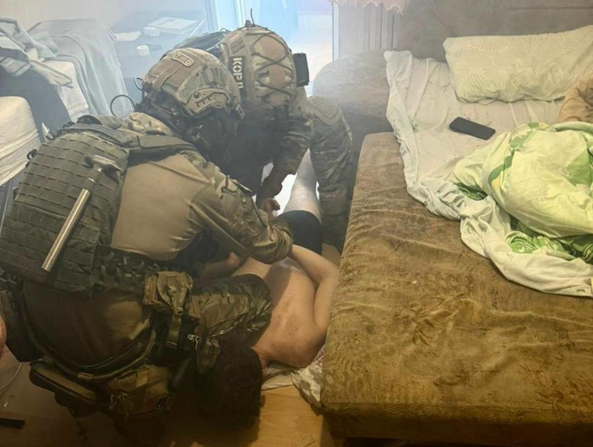 У Дніпрі затримали підозрюваного у вбивстві Фаріон / фото t.me/mvs_ukraine У Дніпрі затримали підозрюваного у вбивстві Фаріон / фото t.me/mvs_ukraine