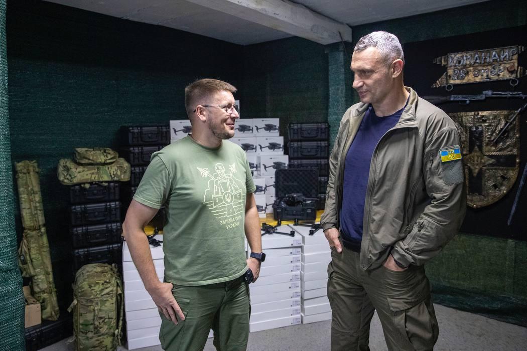 Кличко передал 500 дронов от киевской громады и благотворительной помощи бригадам на Харьковском направлении и Донбассе Кличко передал 500 дронов от киевской громады и благотворительной помощи бригадам на Харьковском направлении и Донбассе