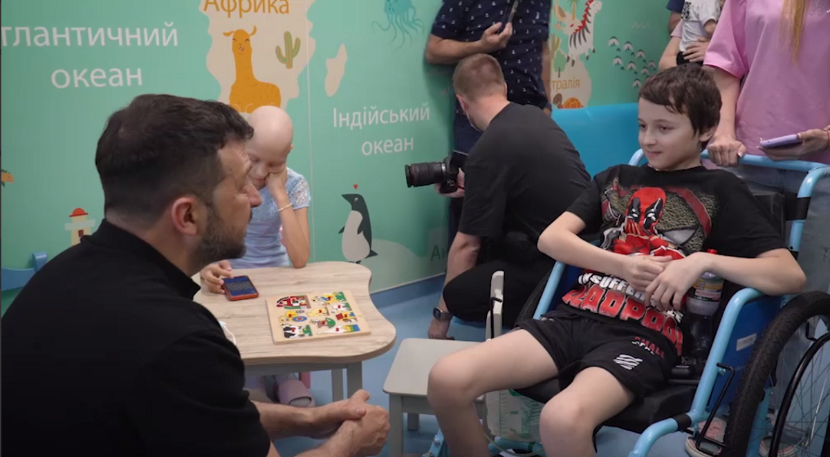 Зеленский посетил Охматдет / скриншот из видео Зеленский посетил Охматдет / скриншот из видео