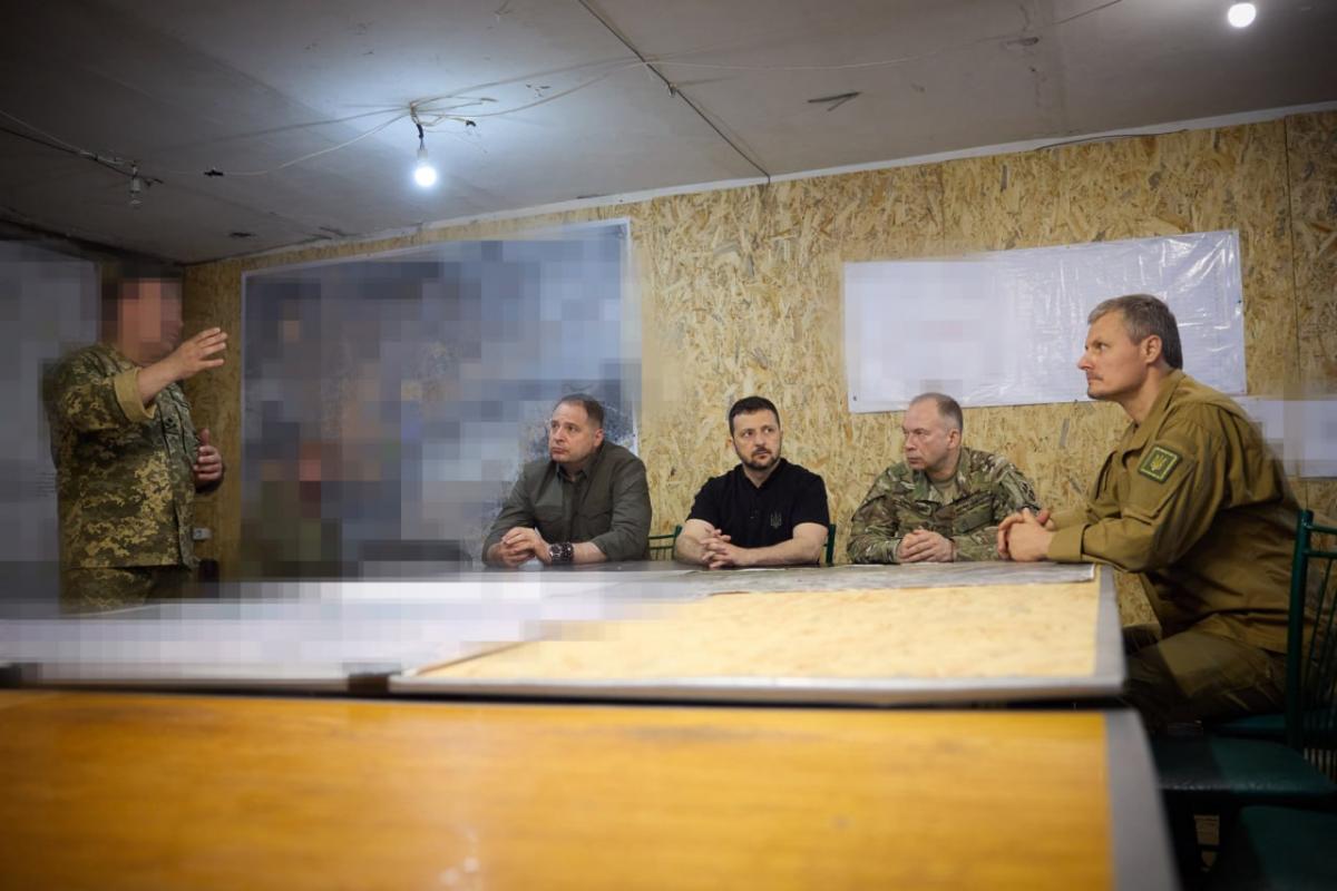 Зеленський та Сирський заслухали доповідь командувача Сил спеціальних операцій Трепака / фото Офіс президента Зеленський та Сирський заслухали доповідь командувача Сил спеціальних операцій Трепака / фото Офіс президента