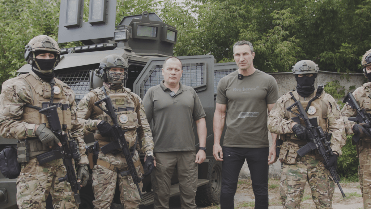 Українські захисники отримали 5-й броньовик 'Кобра' від Володимира Кличка та 'Української команди' Українські захисники отримали 5-й броньовик 'Кобра' від Володимира Кличка та 'Української команди'
