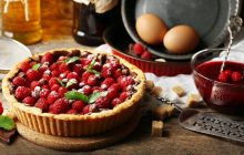 Роскошный летний десерт: открытый пирог со свежей малиной и заварным кремом