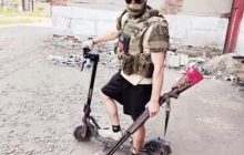 Вооруженные оккупанты передвигаются на электросамокатах (фото)