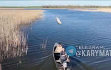 На Херсонщині рибалки майже "мінуснули" ворожий дрон рибиною (відео)