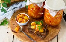 Навіть баночки не залишиться: консервовані кабачки з овочами та соусом "Тітчин салат"