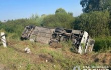 Автобус із паломниками з'їхав у кювет і перекинувся: люди з переломами - у лікарні (фото)