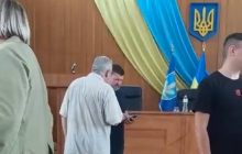 Активісти принесли Пікулику сертифікат в СІЗО прямо під час засідання Ірпінської міськради