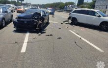 На Столичному шосе Києва сталася жахлива подвійна ДТП, через яку молода дівчина залишилась без ніг (відео)