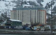Одна багатоповерхівка на всіх: як живе найбільш ізольоване місто Америки (фото)