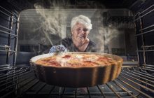 Жінка не вживала алкоголю, але зберігала пляшку вина в морозильній камері, і ось чому