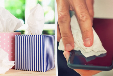 Чим не можна протирати екран смартфона: майже всі так роблять