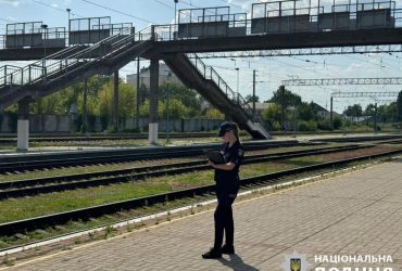 На Киевщине женщина сбросила собаку с железнодорожного моста: за дело взялась полиция