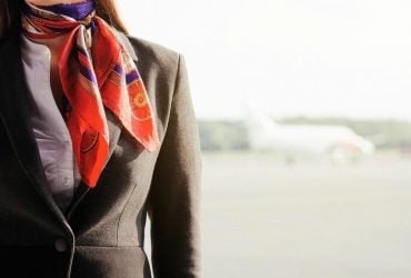 Почему стюардессы носят платок на шее: дело не только в эстетике