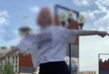 В Киеве 16-летняя блогерша танцевала под российский трек возле мемориала Героев Небесной Сотни